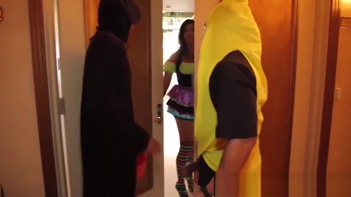 Sexy trans threesome with 2 huge cocks banging her