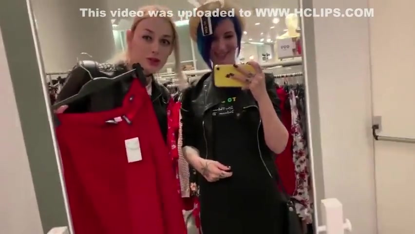 Girl blows tranny in changing room