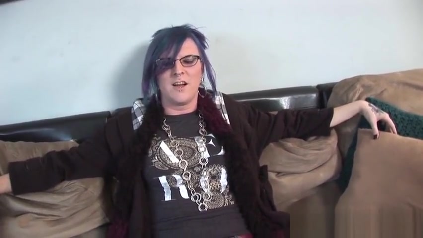 Alternative ts chick tugging her dick