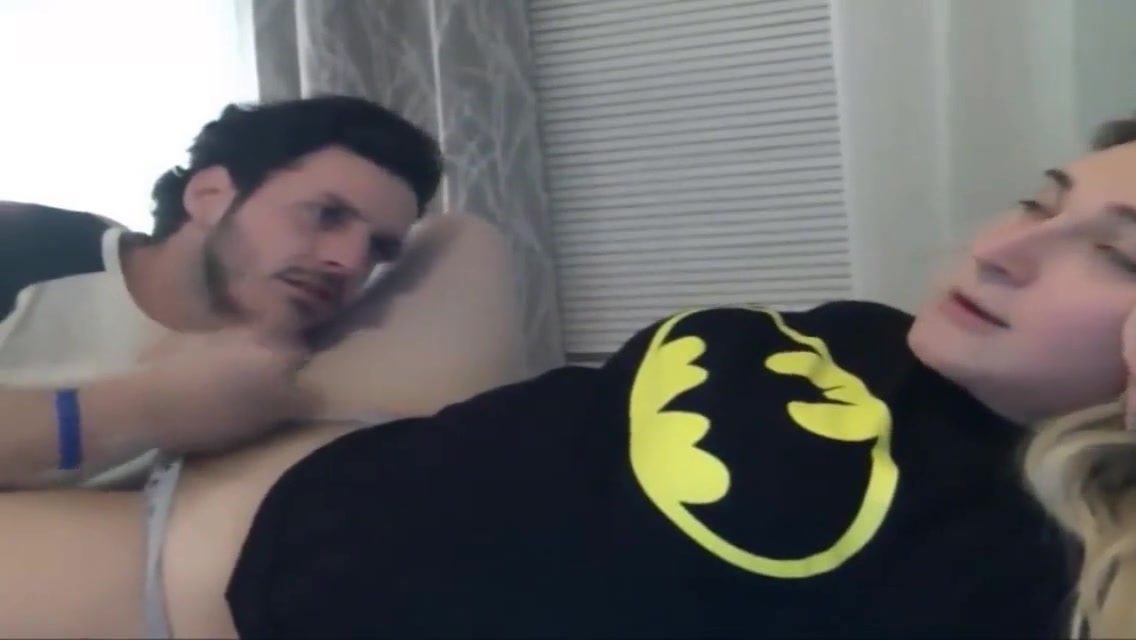 Hot Dude Sucking A Beautiful Blonde Sheshaft Amateur Cam