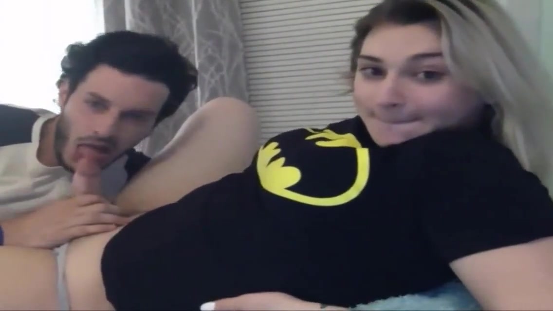 Hot Dude Sucking A Beautiful Blonde Sheshaft Amateur Cam