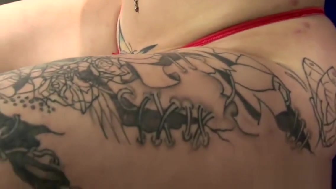 Big booty tranny stripteases
