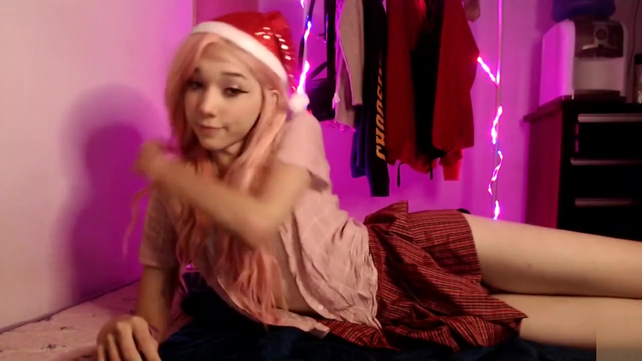 Cute tranny showing off on cam and putting anal plug