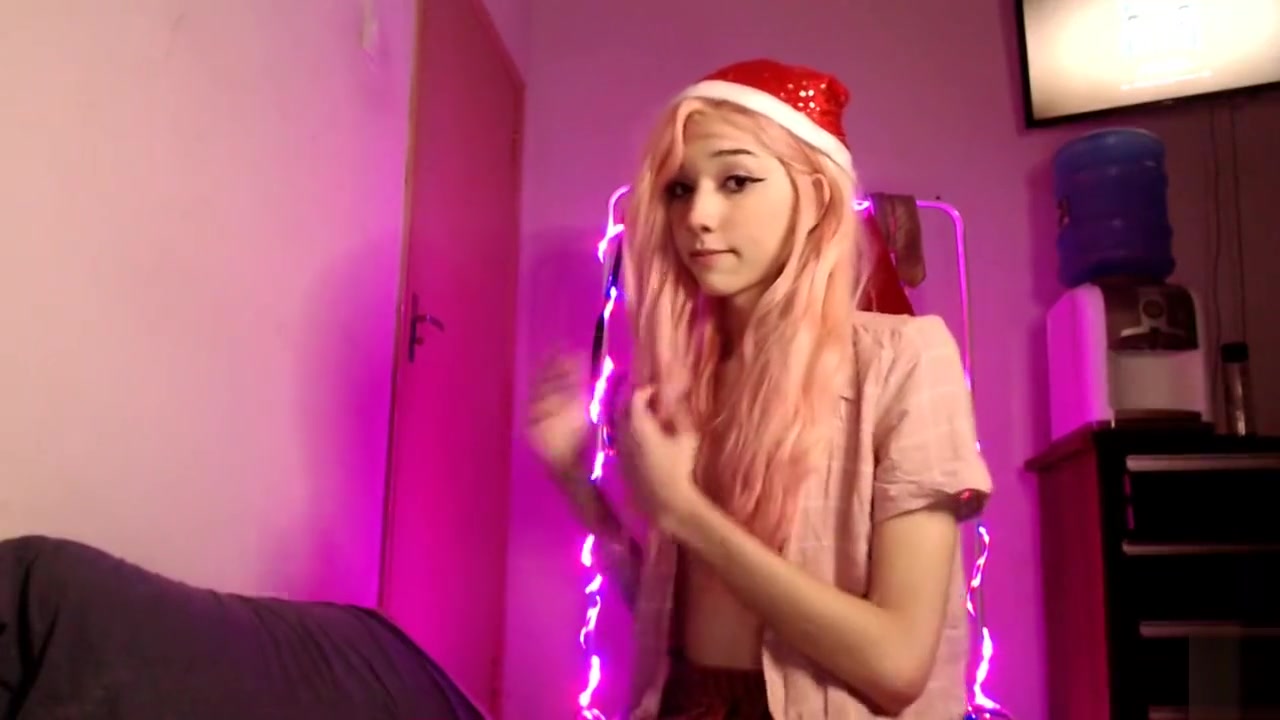 Cute tranny showing off on cam and putting anal plug