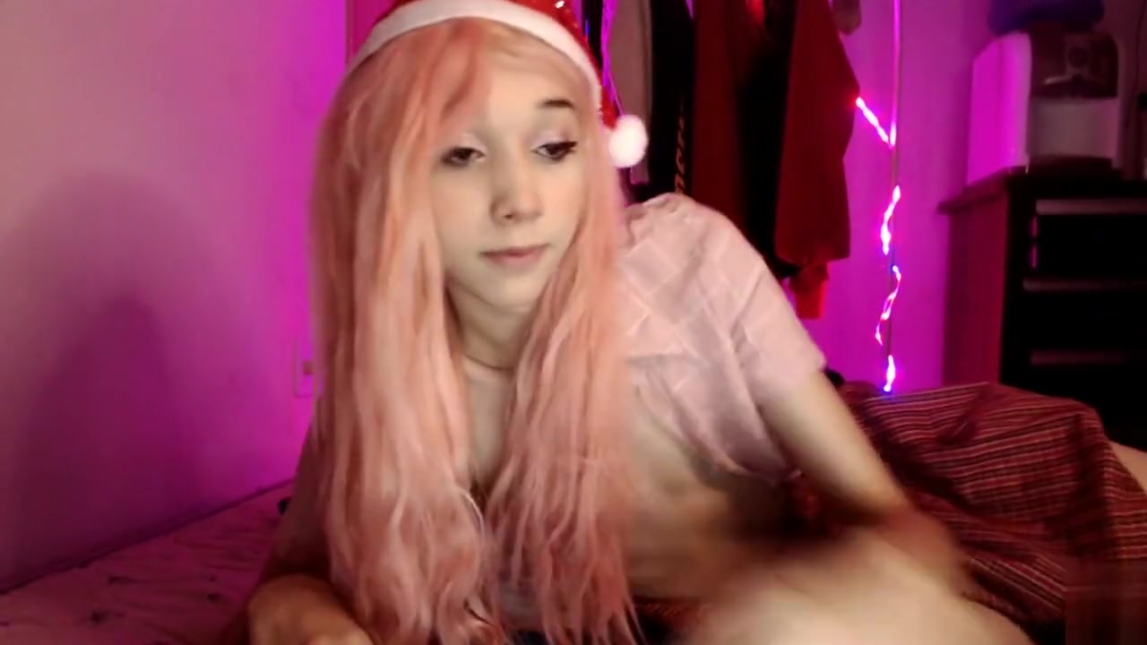Cute tranny showing off on cam and putting anal plug
