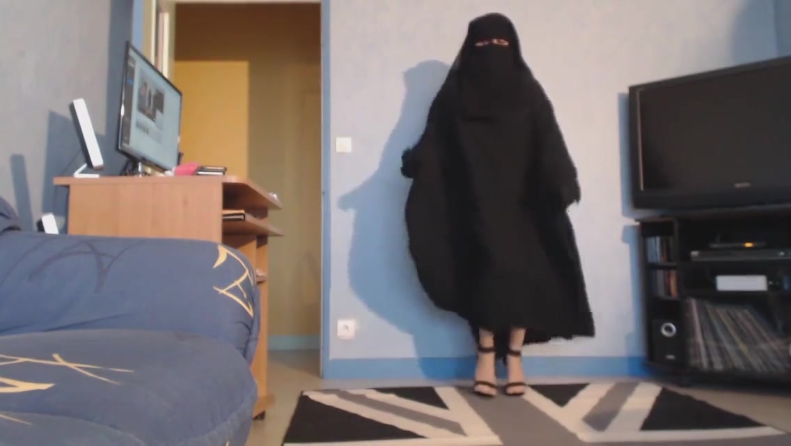 musulmane seins nus en niqab et jilbab