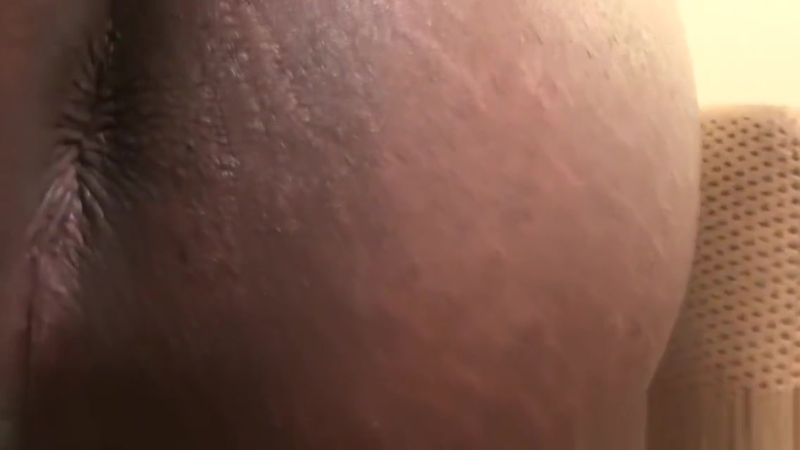 Curvy black tranny twerking and wanking off