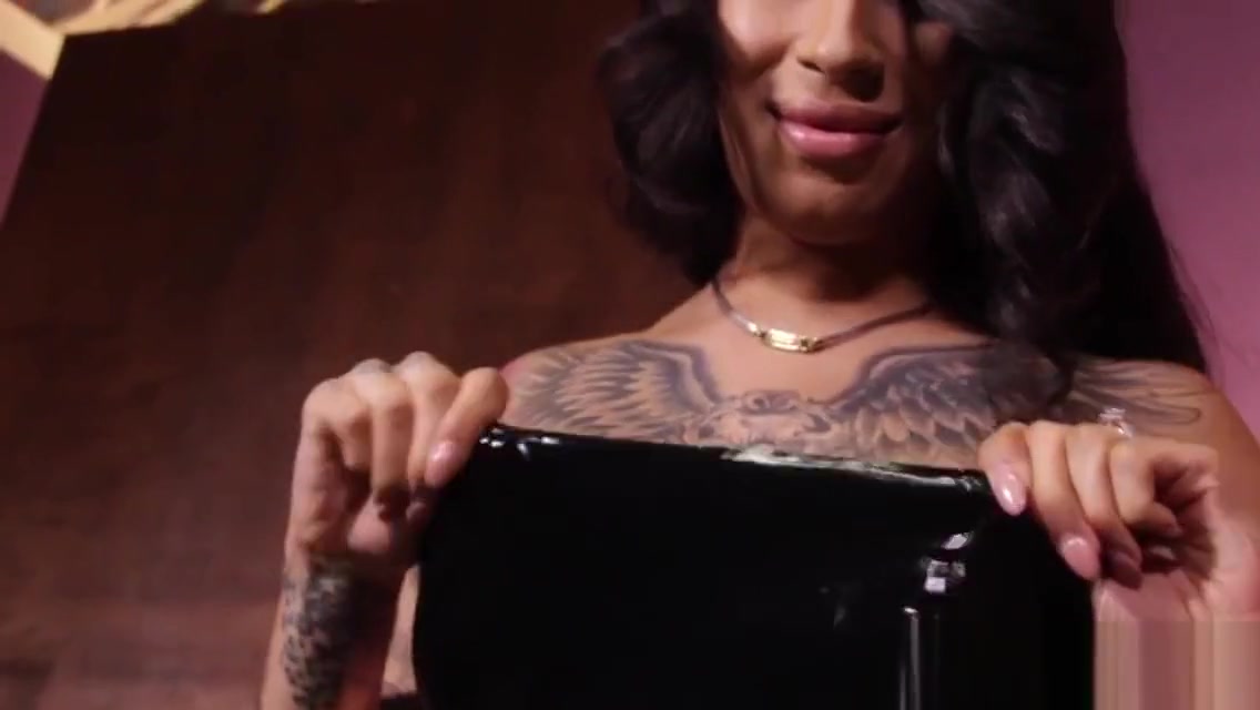 Bigtitted trans babe enjoys masturbating