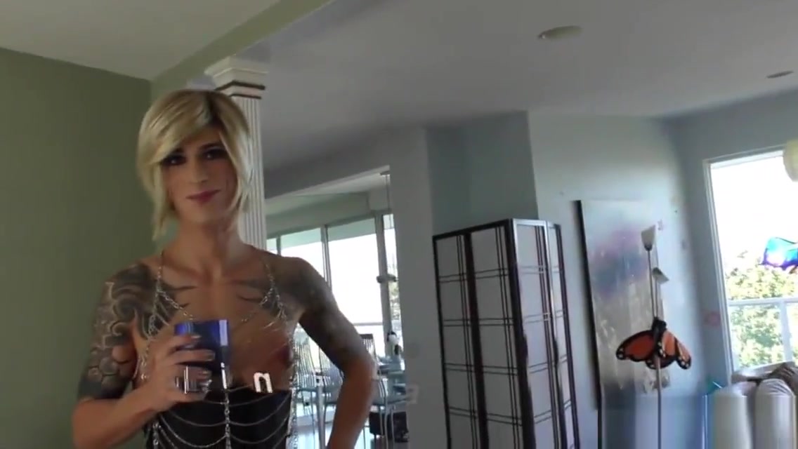 Mature shemale assfucked by tranny in latex