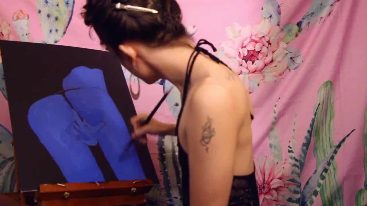 SEXY TGIRL PAINTS HER NUDES IN LINGERIE