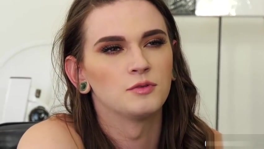 TGirl Jenna Creed spreads legs and let Ladyboy Khloe Kay bangs her ass