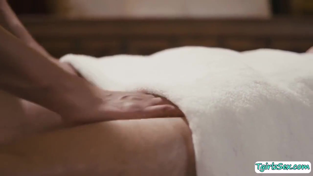 Tbabe masseuse butt fucks her guy client