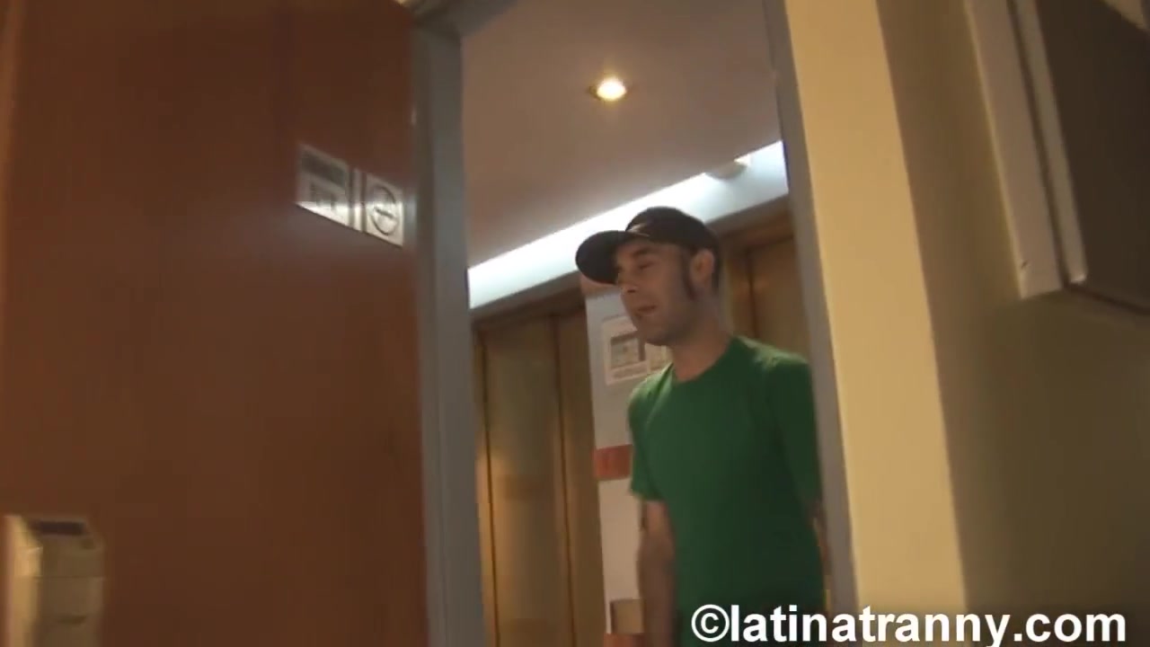 Pablo loves the cock of the tranny slut Azul