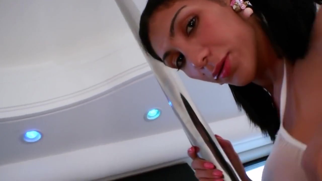 Sabrina Suzuki shows off while masturbating