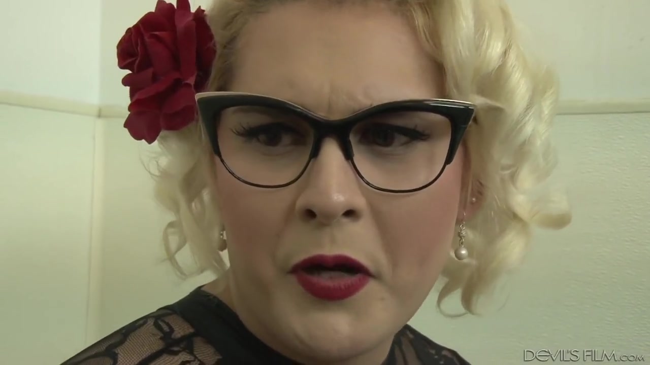 This tranny loves to engage in a gloryhole