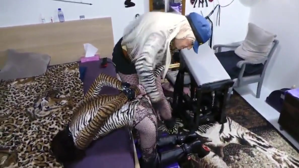 Domina Play With The Slave Girl