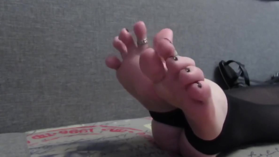Ilandis - Show Toes And Feet