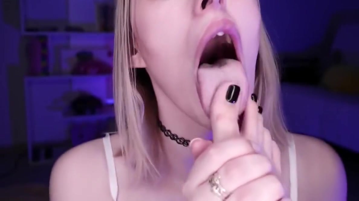 Alice Blitz In Sweet Little Sissy Cums On Her Mistresss Feet