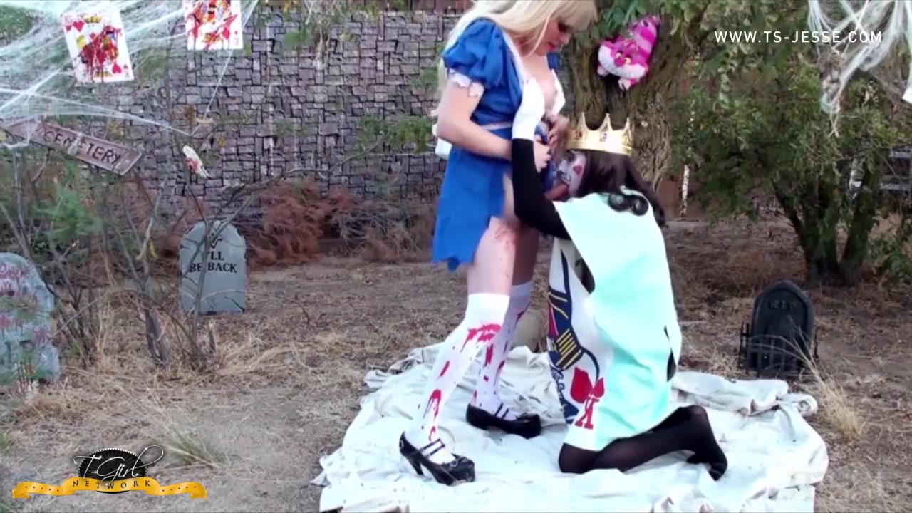 Jesse Flores - Tranny In Wonderland Getting Sucked By The King Of Hearts