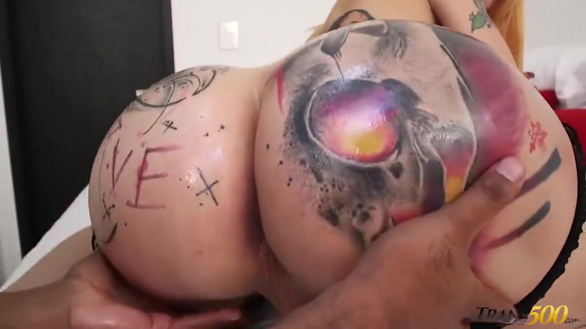 Big Ass Shemale Twerking On Dick
