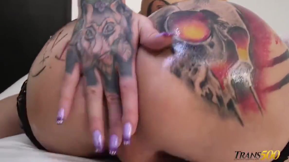Big Ass Shemale Twerking On Dick