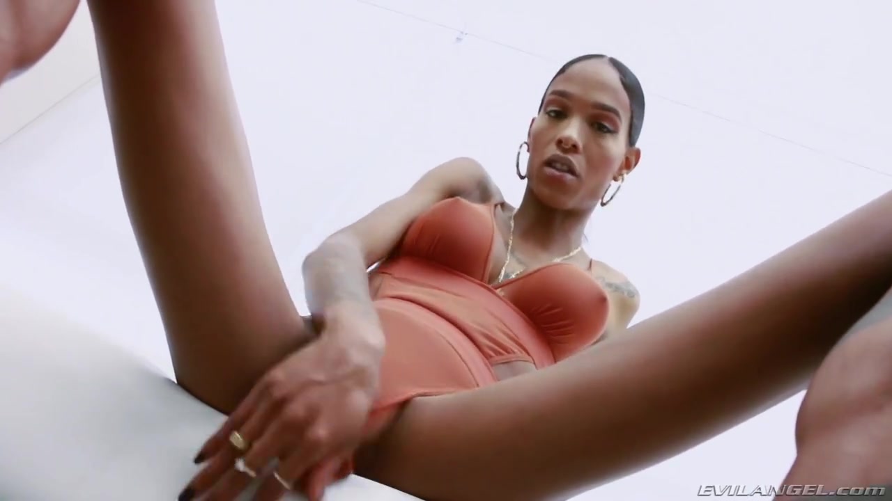 Dazia Cockdazian In Sexy Lingerie Masturbating