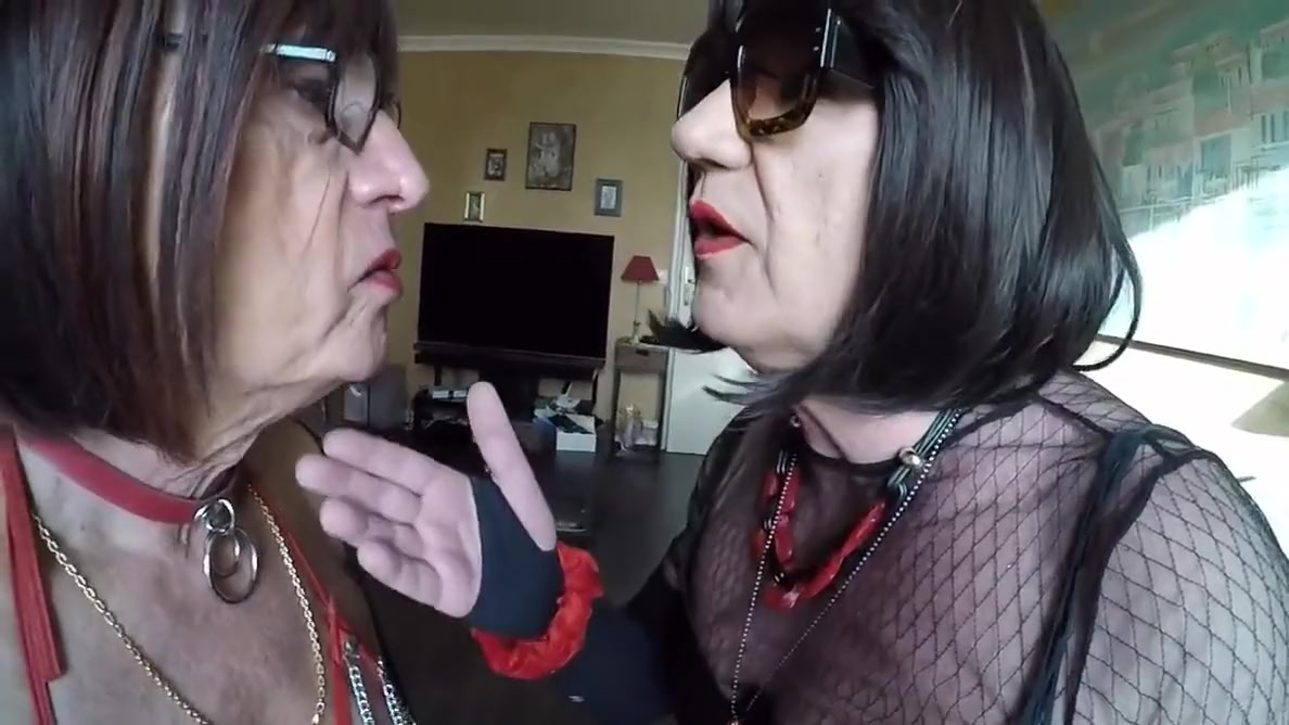 Sloppy Kisses With 2 Matures Lesbians
