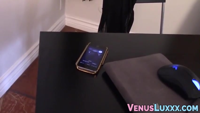 Juicy Tits Tbabe Venus Lux Jerking Off During Office Break
