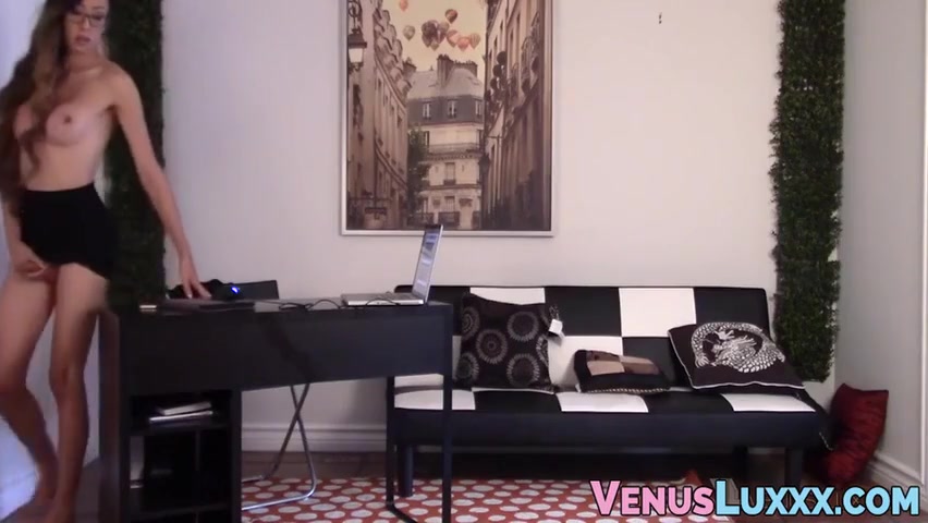 Juicy Tits Tbabe Venus Lux Jerking Off During Office Break
