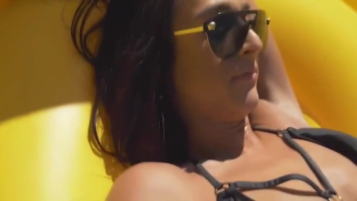 Foda Na Piscina Com As Transsexuais (parte 1)