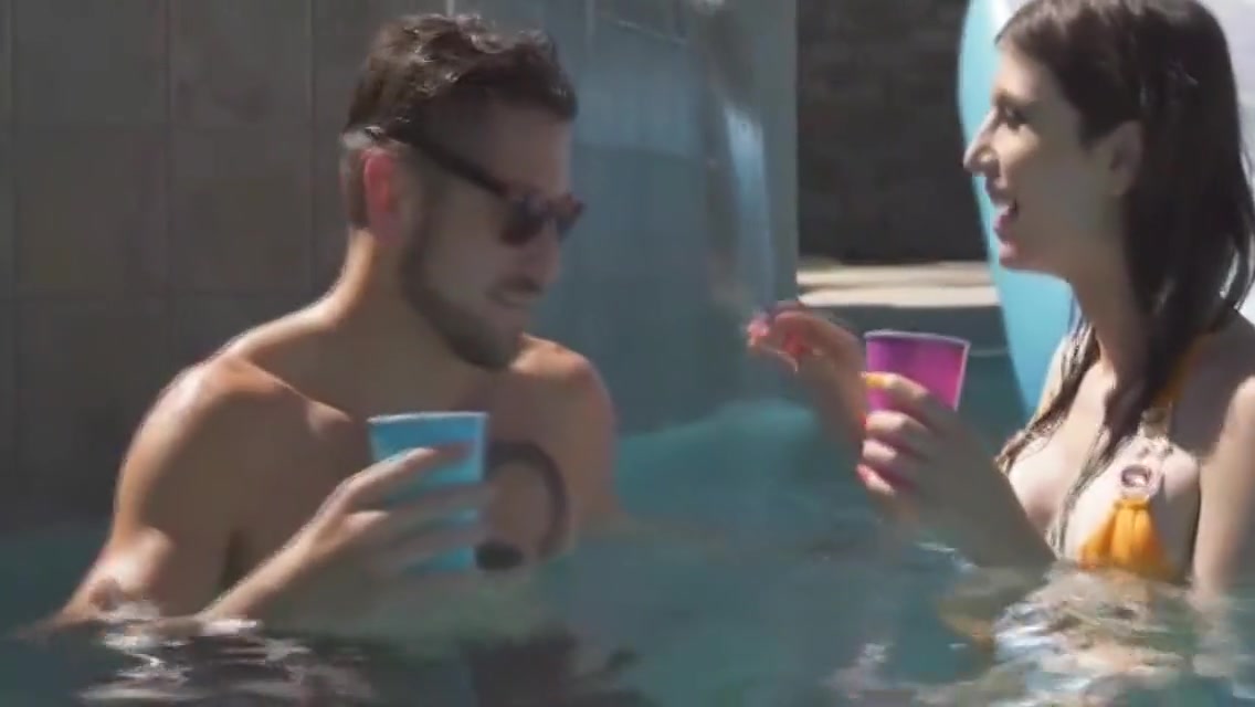 Foda Na Piscina Com As Transsexuais (parte 1)