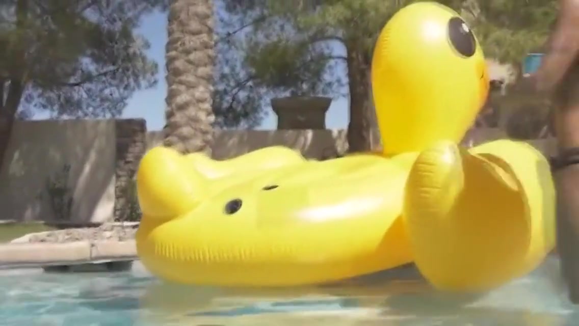 Foda Na Piscina Com As Transsexuais (parte 1)