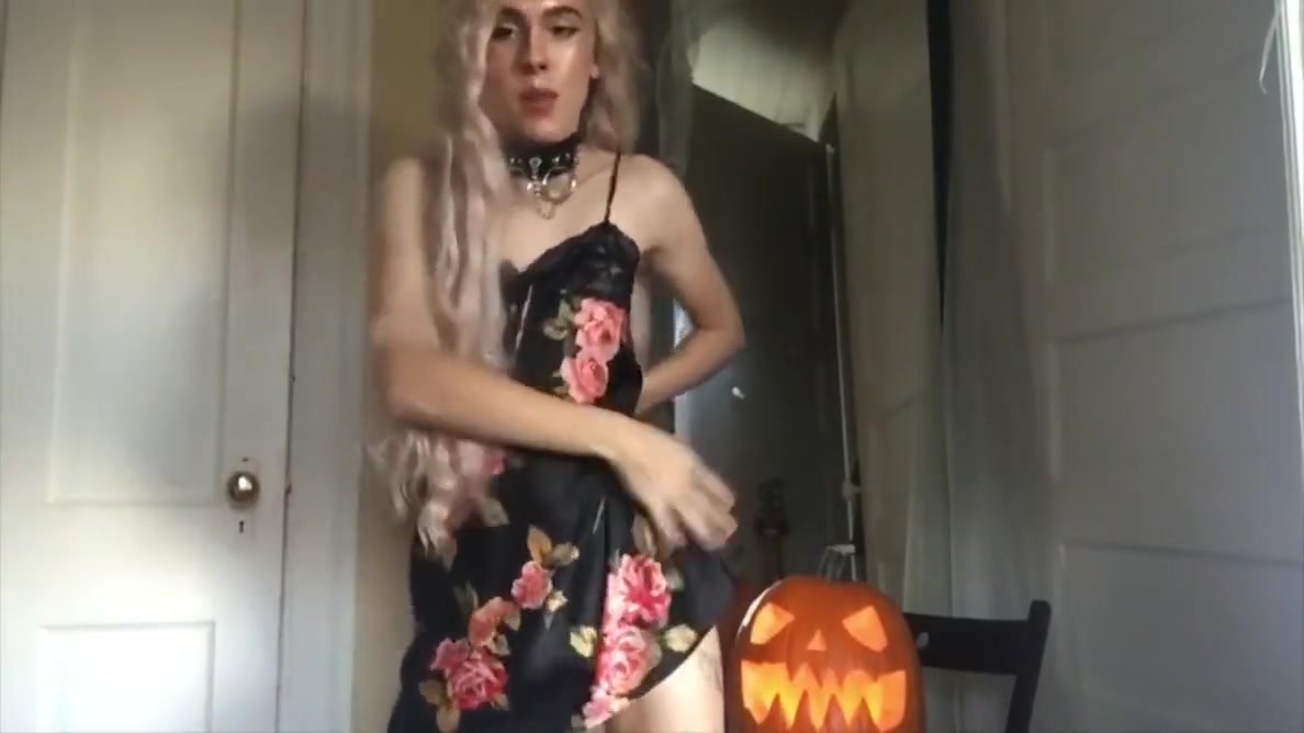 Good Looking Pretty teen 18+ Tranny Dancing For You