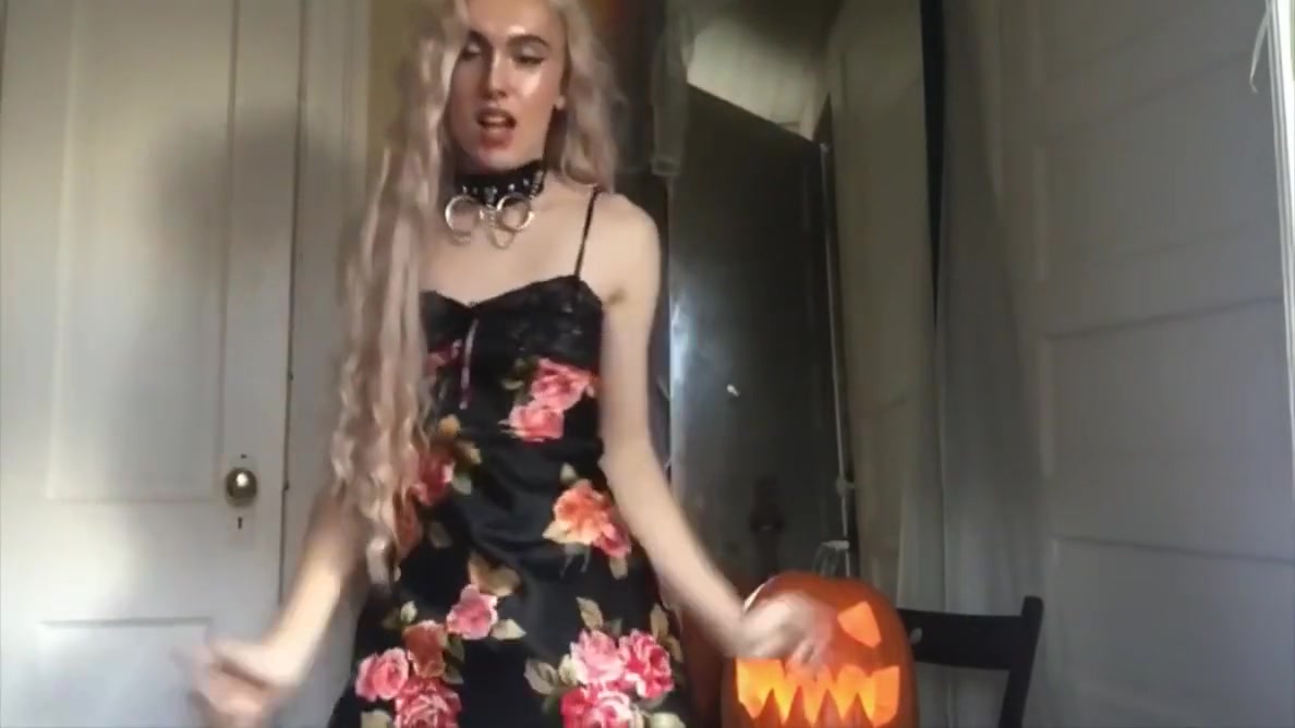 Good Looking Pretty teen 18+ Tranny Dancing For You
