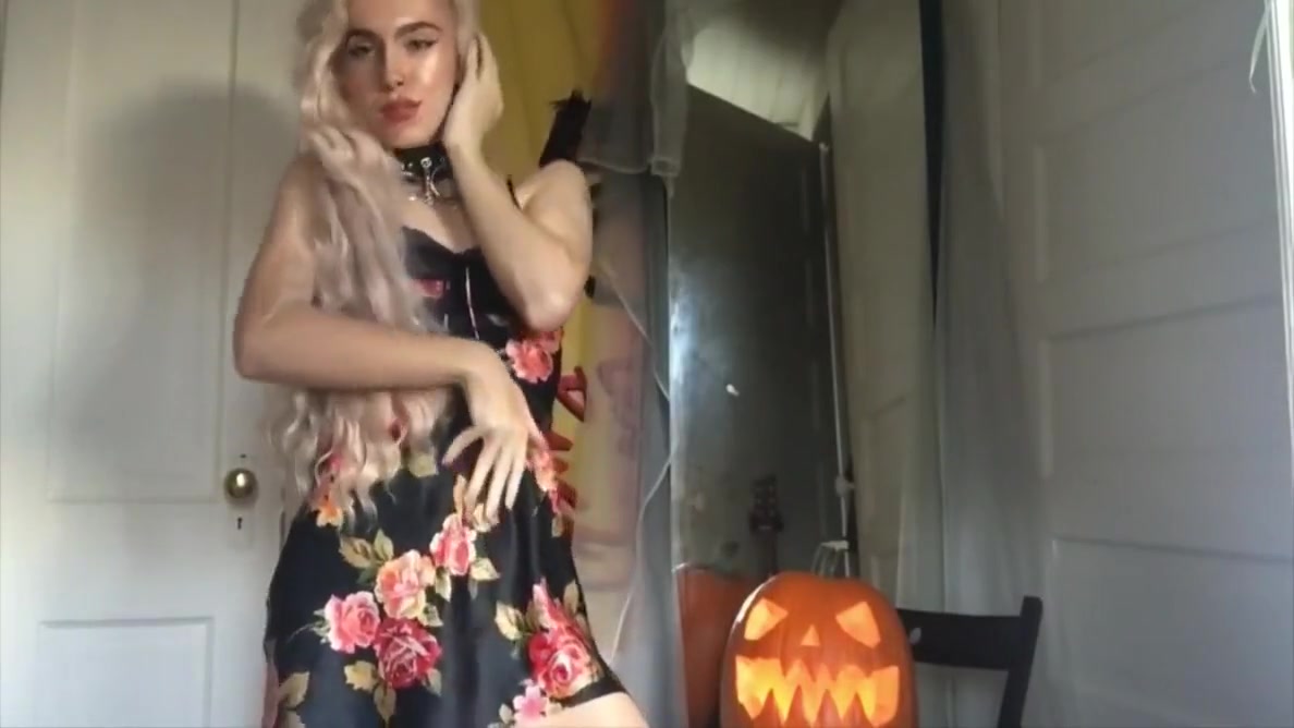 Good Looking Pretty teen 18+ Tranny Dancing For You