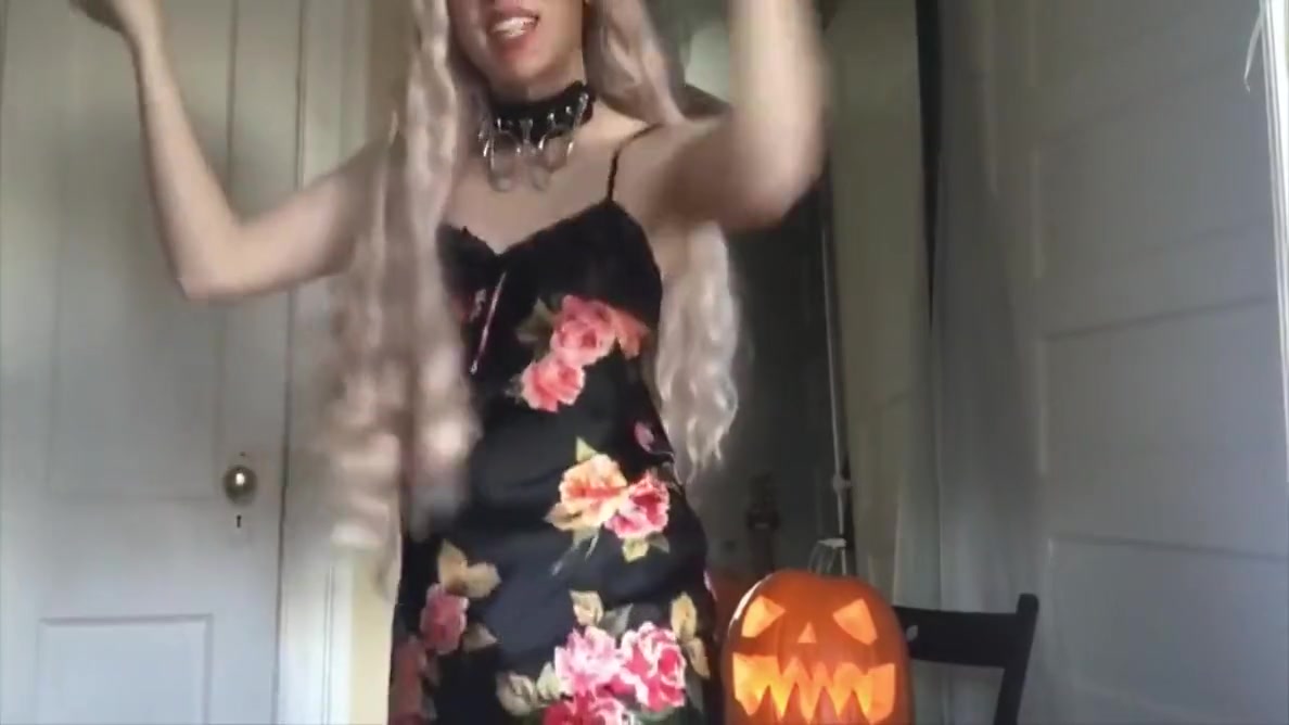 Good Looking Pretty teen 18+ Tranny Dancing For You