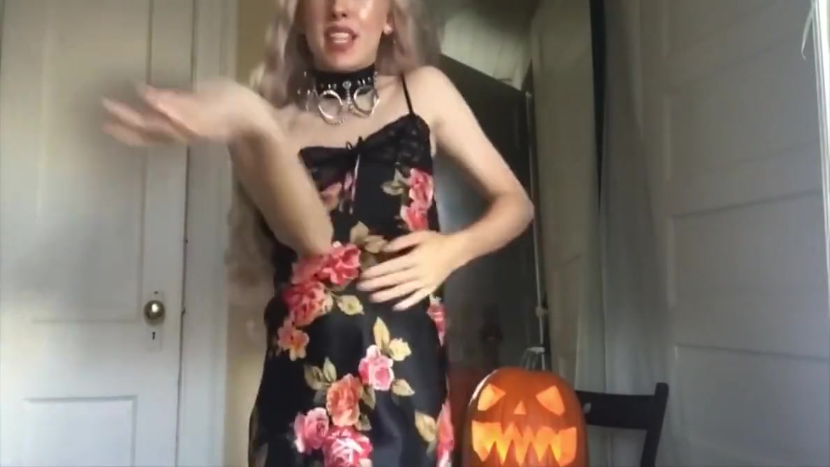 Good Looking Pretty teen 18+ Tranny Dancing For You