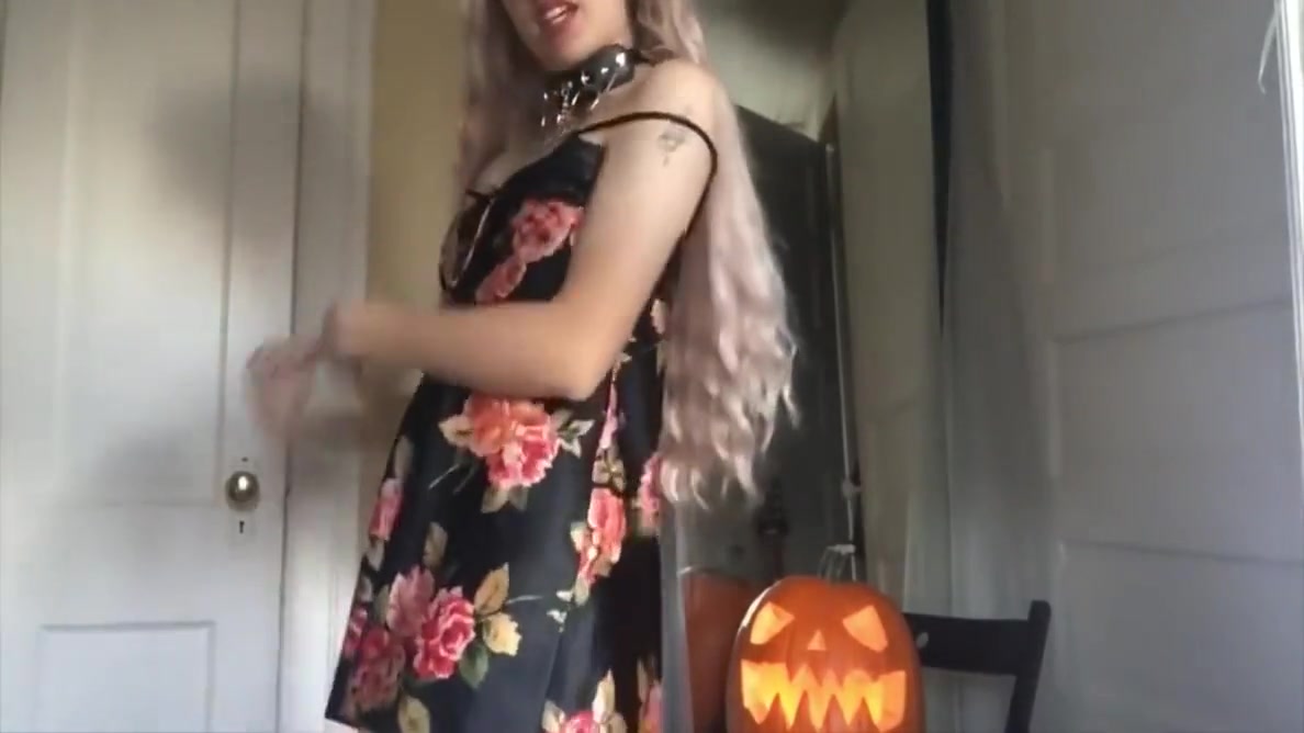 Good Looking Pretty teen 18+ Tranny Dancing For You