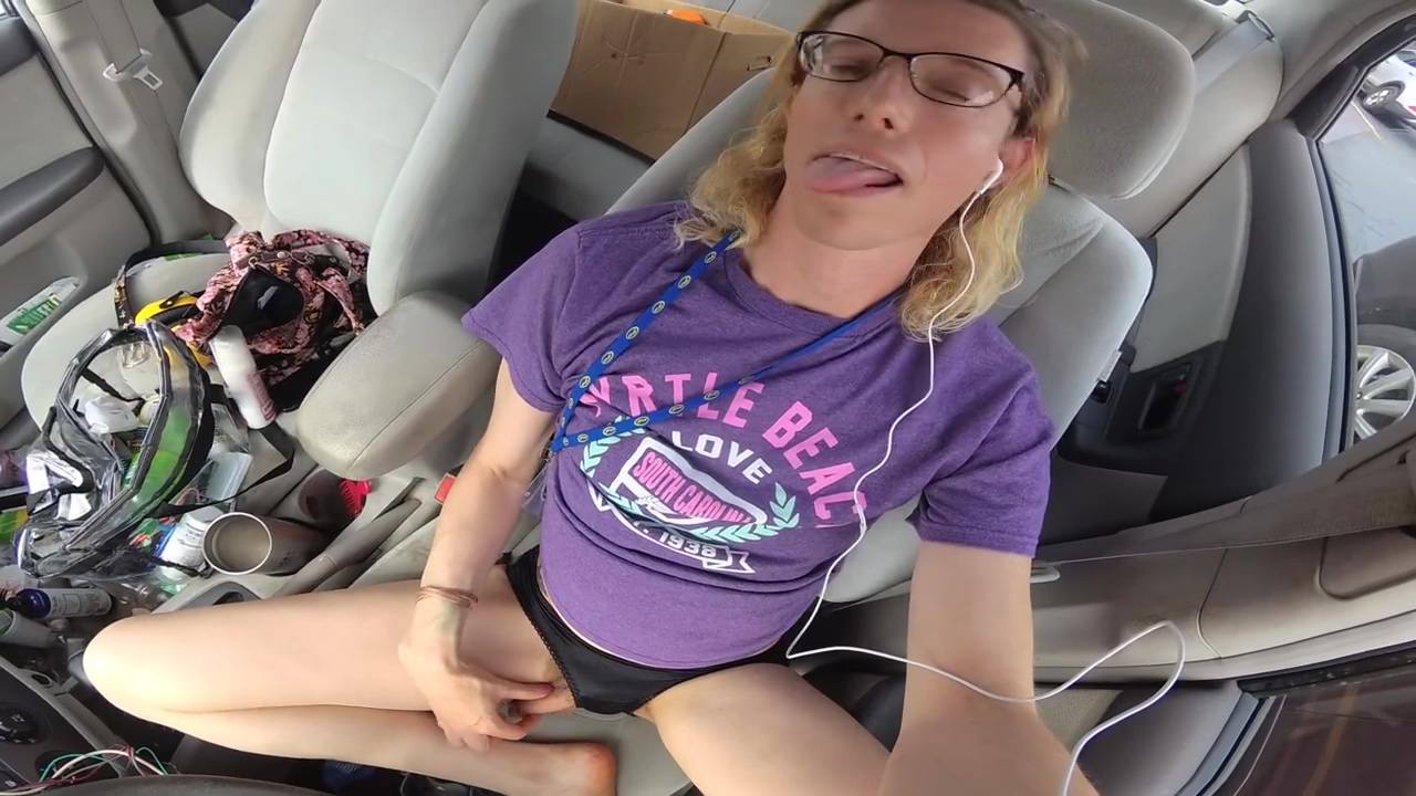 Trans On Lunch Break Is Horny