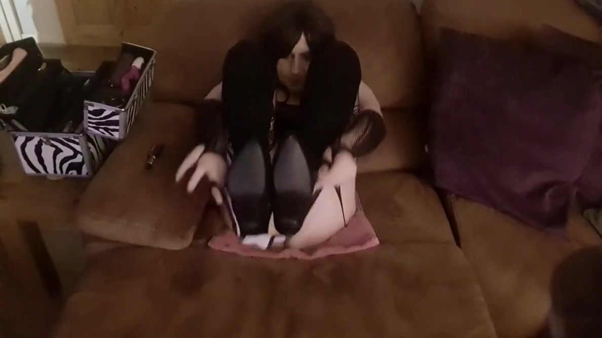 Kara Violet In Cums Hard On Her Couch
