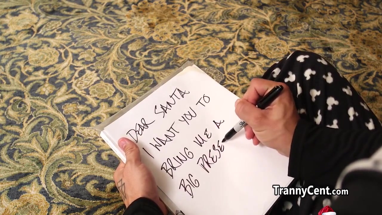 Guy Takes Big Tranny One-eyed Snake For Christmas