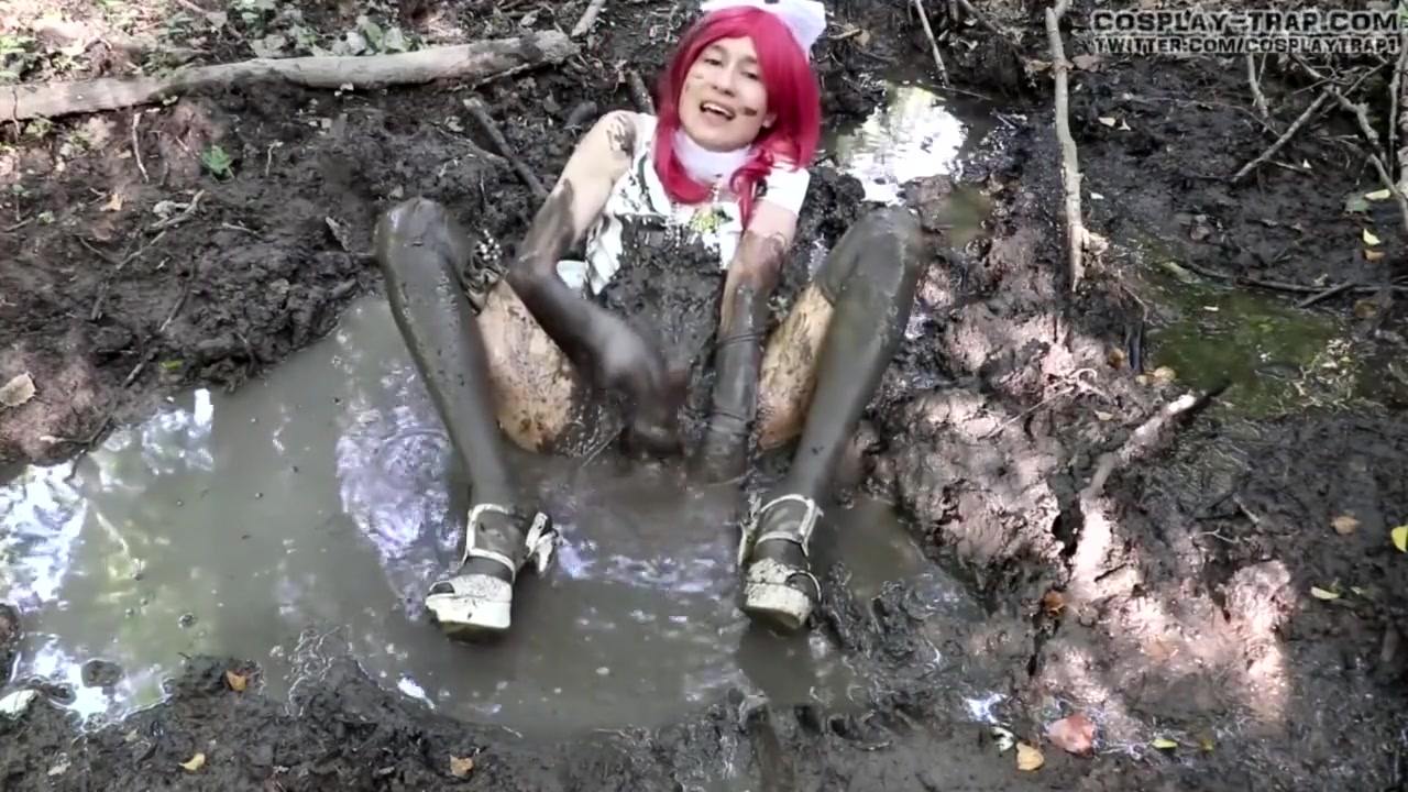 Messy Trap Cosplay Lover Maki Bride Soiling Her Dress And Masturbating In The Mud