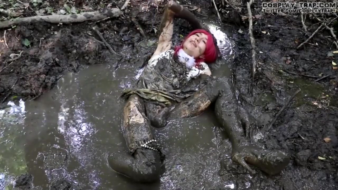 Messy Trap Cosplay Lover Maki Bride Soiling Her Dress And Masturbating In The Mud