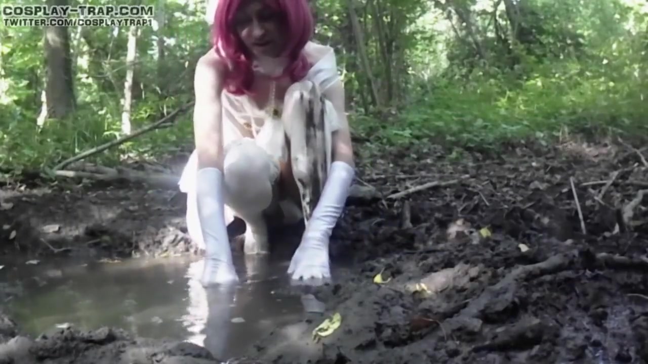 Messy Trap Cosplay Lover Maki Bride Soiling Her Dress And Masturbating In The Mud