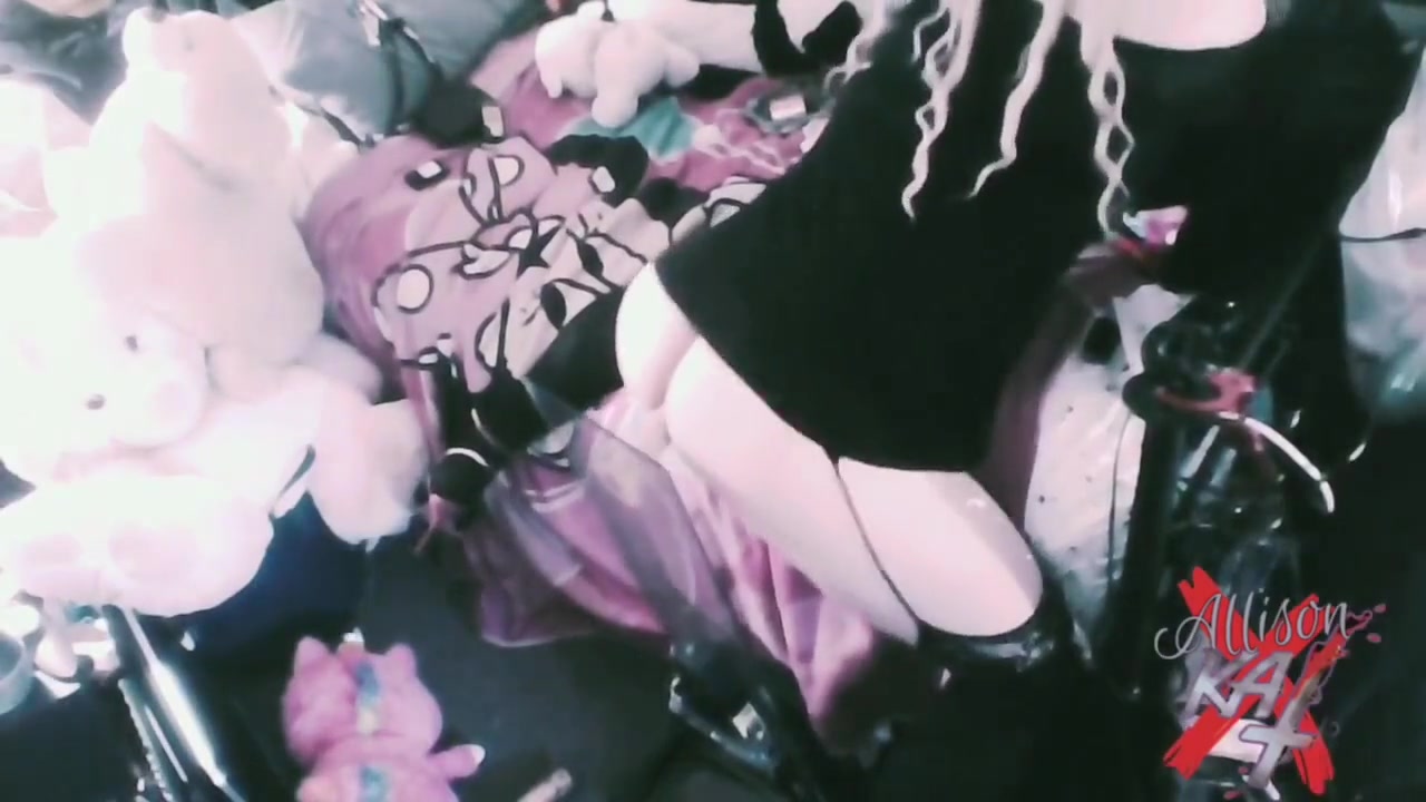 Ts Allison Kat Cums On Her Hand