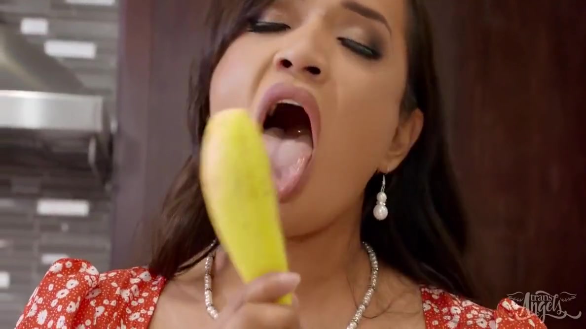Jessica Fox - Deep Suck And Massive Fuck With Shemale
