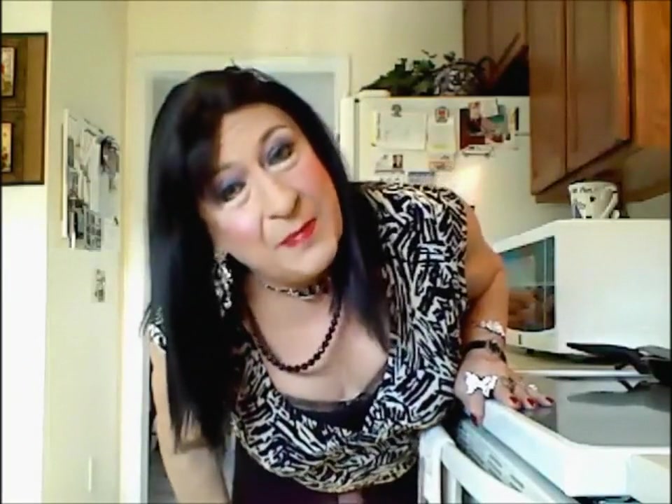 Silkly little Tranny with hard cock