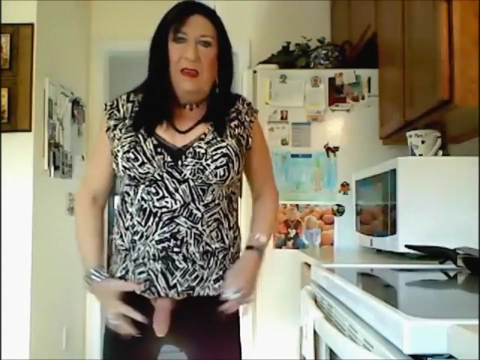 Silkly little Tranny with hard cock