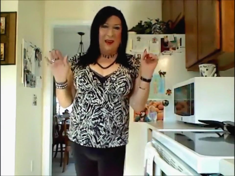 Silkly little Tranny with hard cock