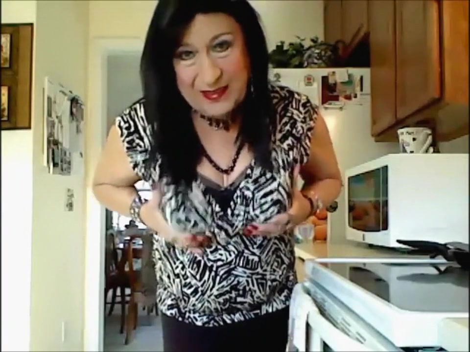 Silkly little Tranny with hard cock